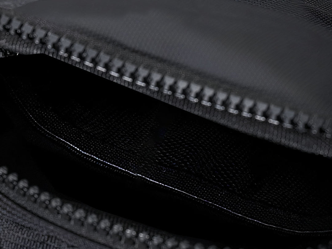 "Stijlvolle heren reisschoudertas, ruim en functioneel met weerbestendig materiaal, ideaal voor dagelijks gebruik."