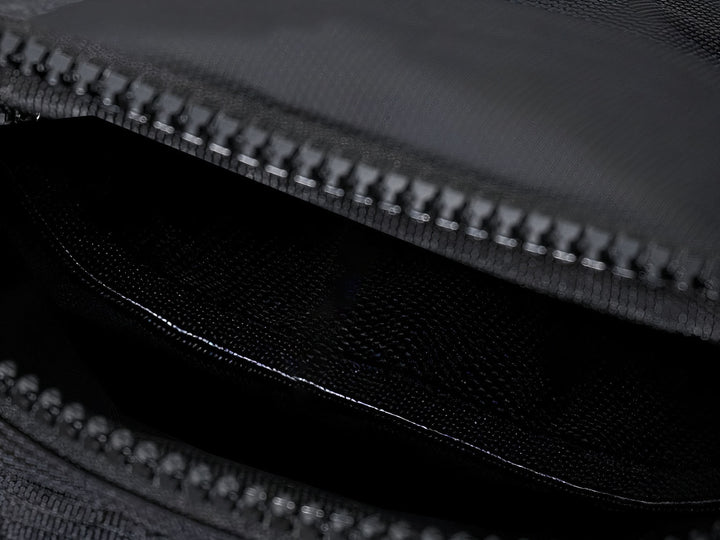 "Stijlvolle heren reisschoudertas, ruim en functioneel met weerbestendig materiaal, ideaal voor dagelijks gebruik."