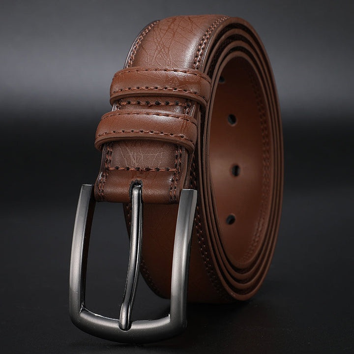 Detail van de klassieke pin gesp op een duurzame heren riem. Stijlvolle en kwalitatieve herenmode.