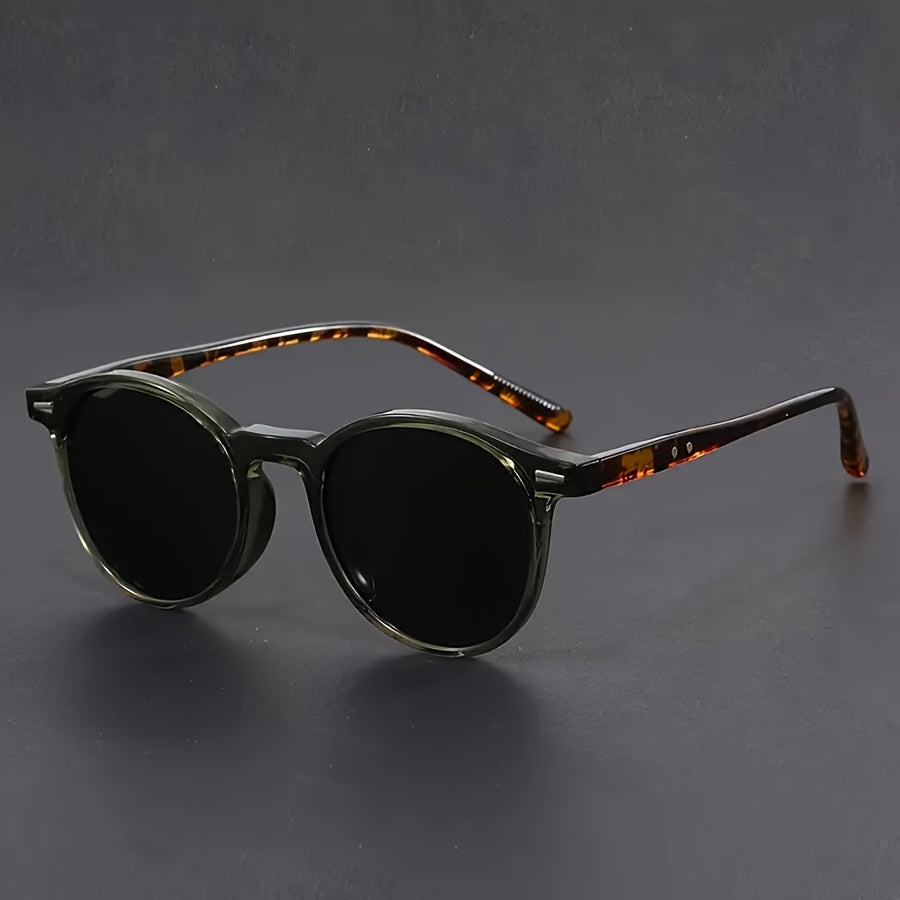 Modieuze heren zonnebril in ronde retro stijl, perfect voor streetstyle en een coole casual look.
