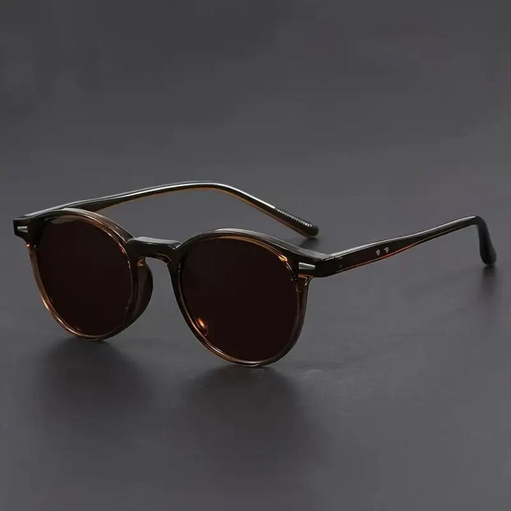 Ronde heren zonnebril met tijdloos retro design, een essentieel accessoire voor elke moderne man.