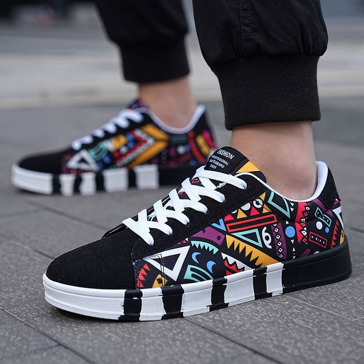 Heren skateschoenen in urban setting, benadrukt de lifestyle en sportieve uitstraling, ideaal voor skateboarders.