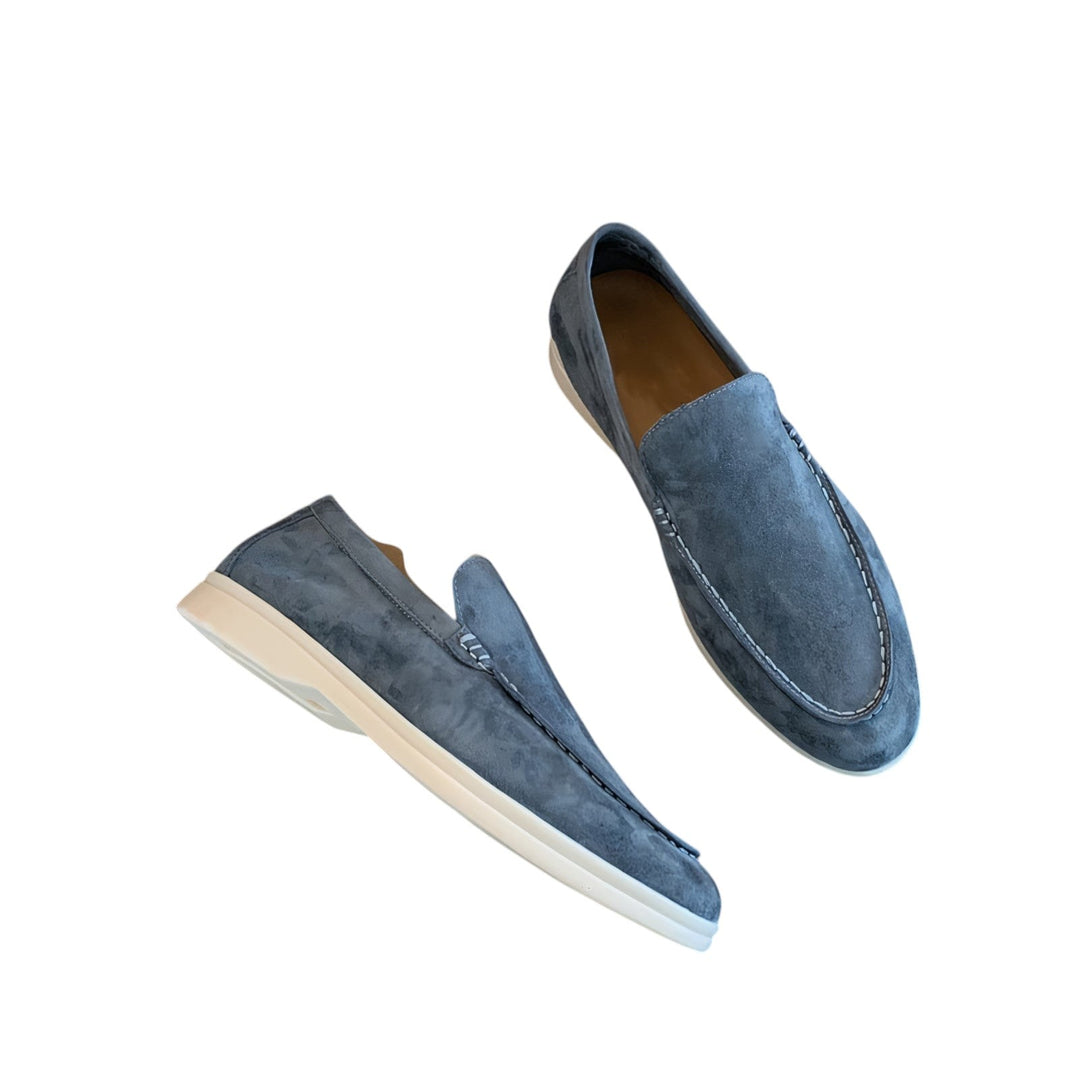 "Stijlvolle heren suède loafers, elegante instappers in beige suède met een flexibele zool voor comfort en luxe uitstraling."