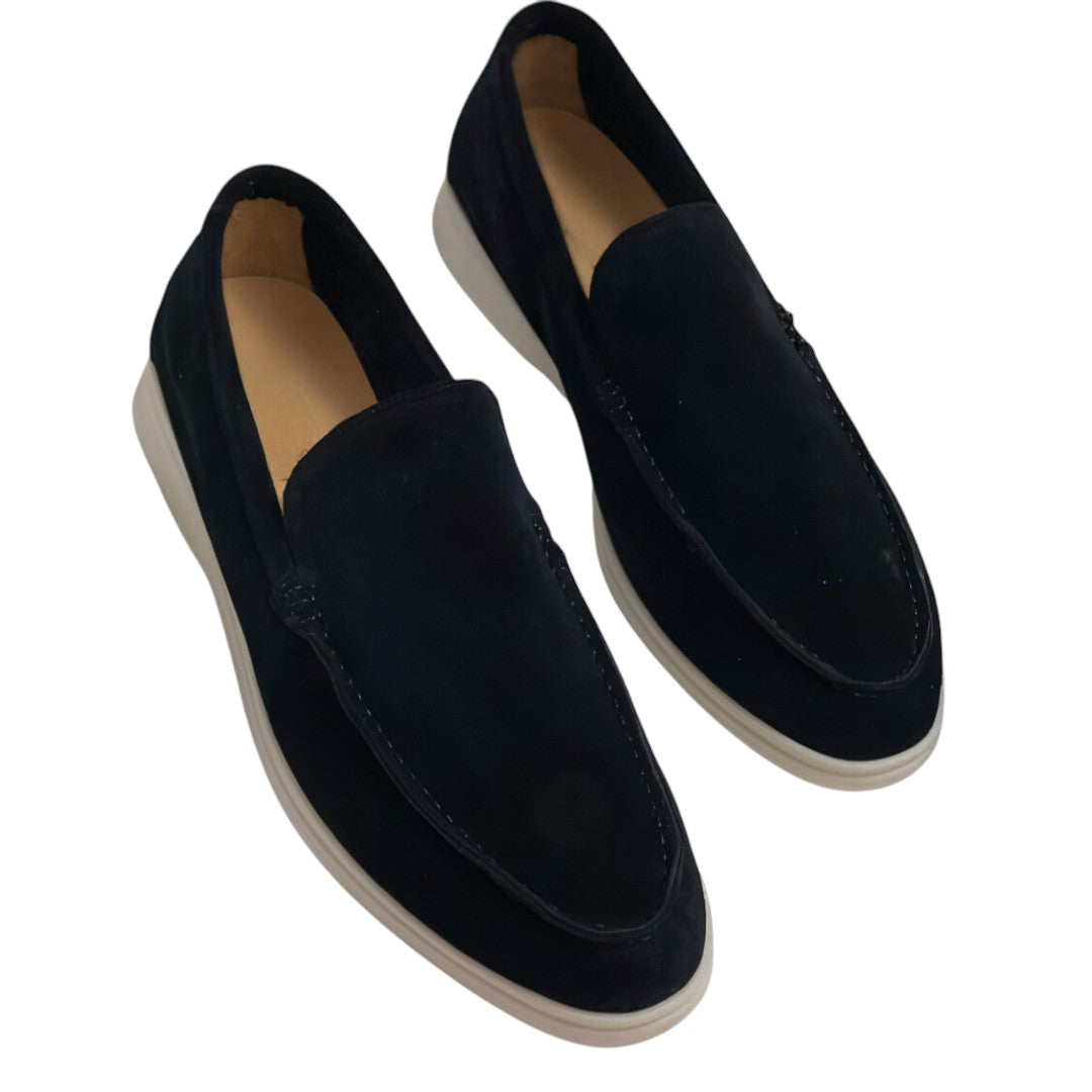 "Stijlvolle heren suède loafers, elegante instappers in beige suède met een flexibele zool voor comfort en luxe uitstraling."