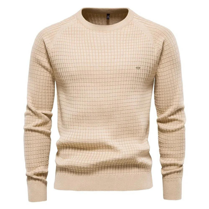 Model draagt casual heren sweater met ronde hals, gecombineerd met jeans. Een veelzijdige tijdloze look.