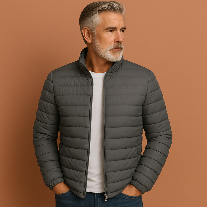 Stijlvolle heren tussenjas met opstaande kraag, ideaal voor lente en herfst. Comfortabel & modern.