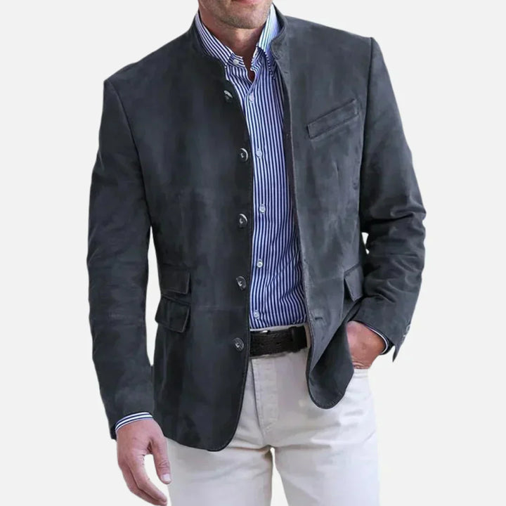 Stijlvolle heren tussenjas, slim fit, met opstaande kraag en knoopsluiting. Ideaal voor een moderne, tijdloze look.
