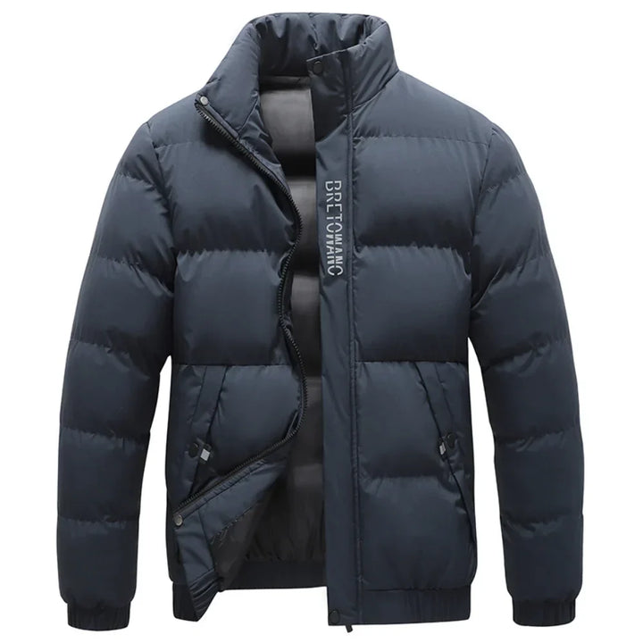 "Stijlvolle heren winterjas, water- en winddicht, grijs, navy blauw of zwart, vooraanzicht met kraag en zakken."