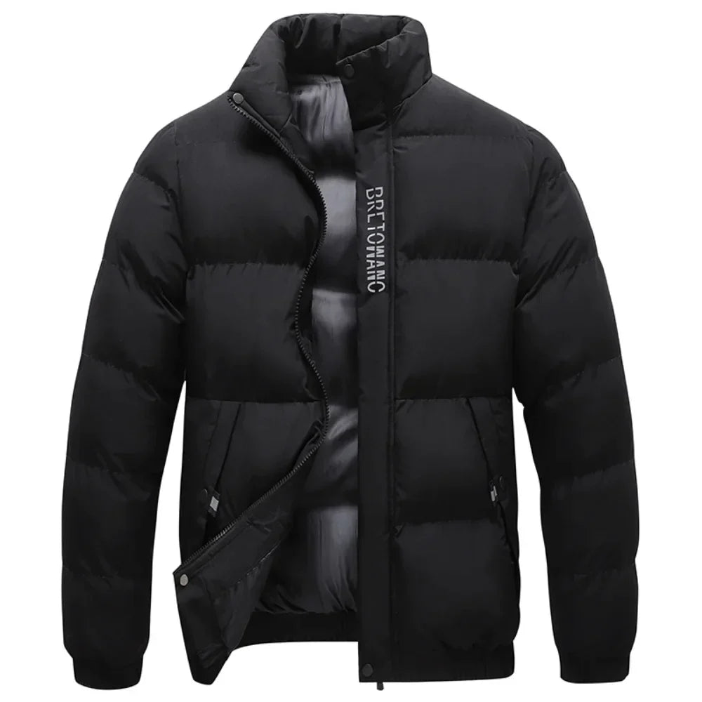 "Stijlvolle heren winterjas, water- en winddicht, grijs, navy blauw of zwart, vooraanzicht met kraag en zakken."