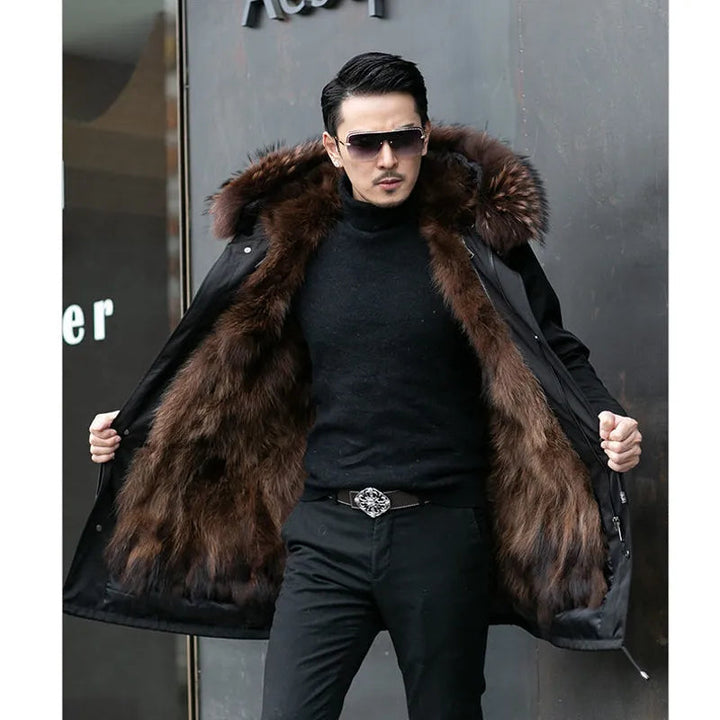 Man draagt comfortabele heren winterparka in donkerblauw, ideaal als warme buitenkleding voor de winter.