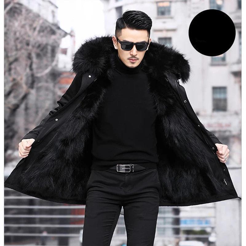 Achterzijde van de duurzame heren winterjas in parka-stijl, perfecte pasvorm voor koude winterse dagen.