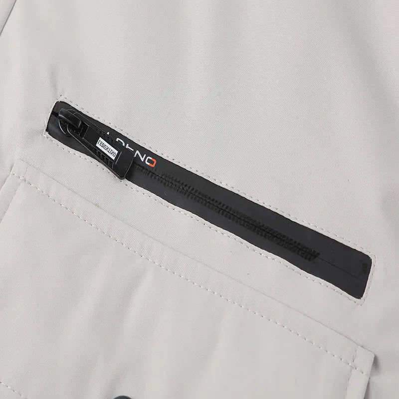 Essentiële heren winterjas: warme, waterdichte parka met capuchon, beschermt stijlvol tegen de kou.