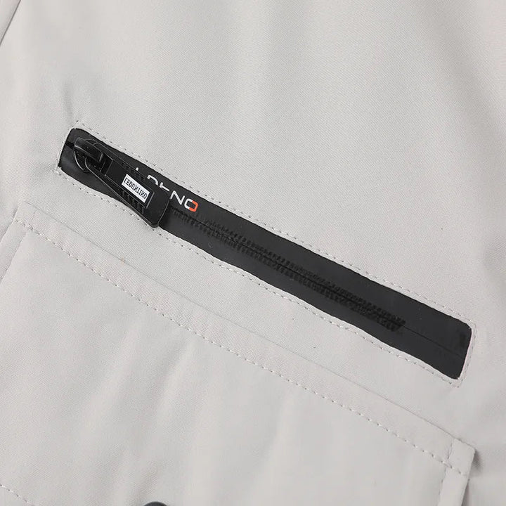 Essentiële heren winterjas: warme, waterdichte parka met capuchon, beschermt stijlvol tegen de kou.