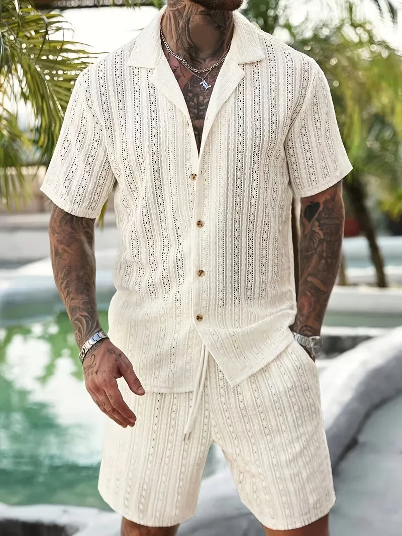 Stijlvolle heren zomer kledingset met korte mouwen shirt en casual shorts. Perfect voor strand of vakantie.