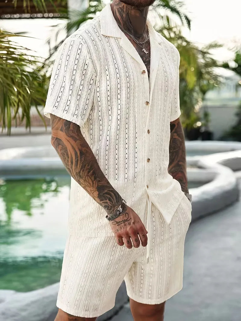 Luchtige heren zomer set: V-hals shirt met korte mouwen en trekkoord shorts. Ideaal voor warme dagen.