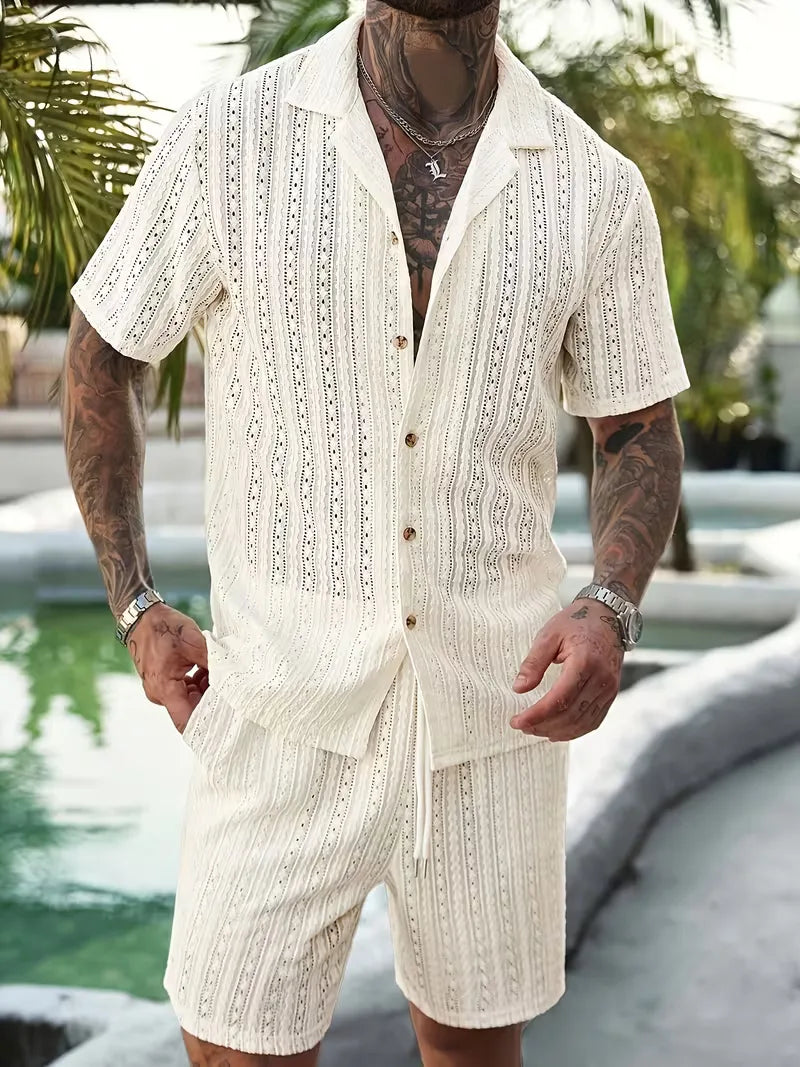 Chique heren tweeledige zomer outfit met reverskraag shirt en comfortabele casual shorts. Voor strand en stad.