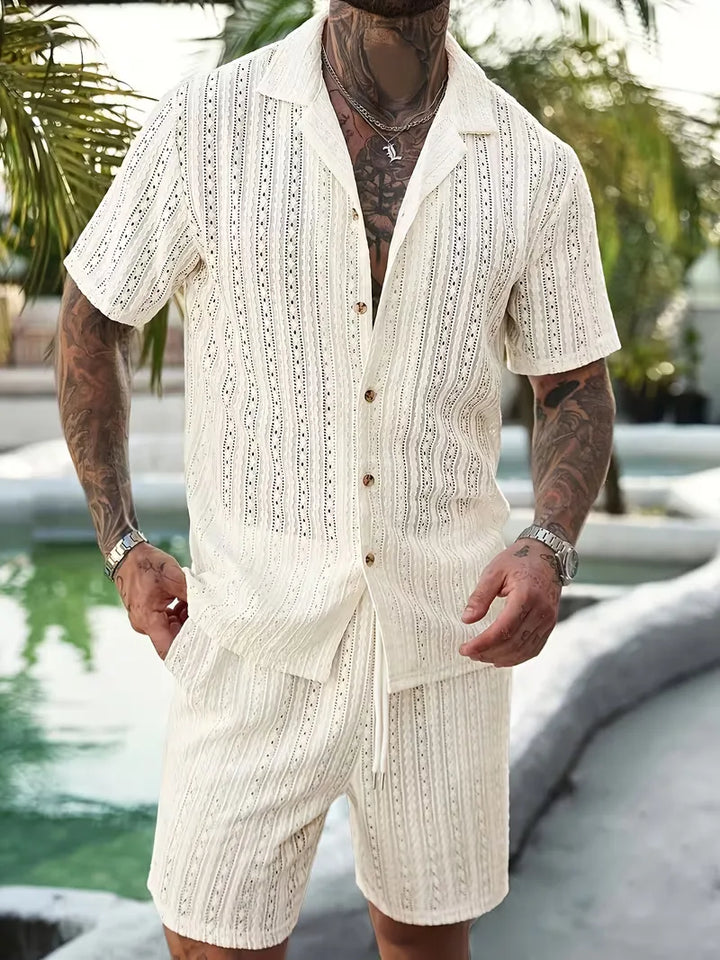 Chique heren tweeledige zomer outfit met reverskraag shirt en comfortabele casual shorts. Voor strand en stad.