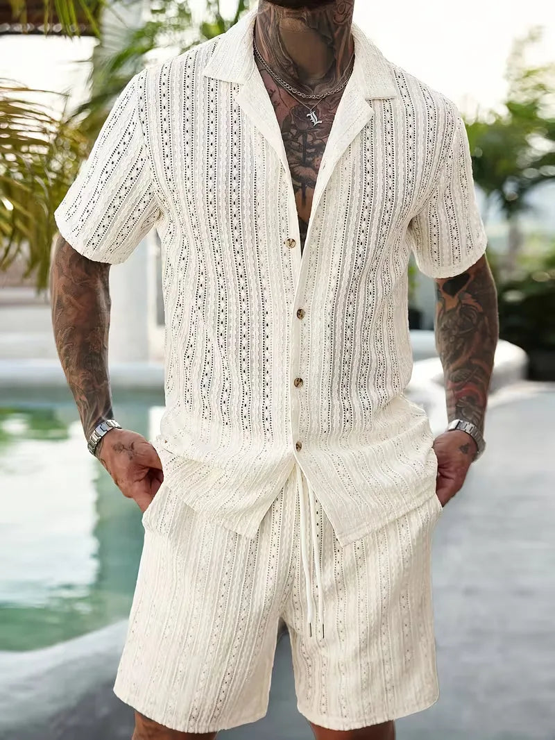 Heren zomer kledingset: luchtig zomershirt met korte mouwen en casual shorts. Essentiële strand- en vakantiekleding.