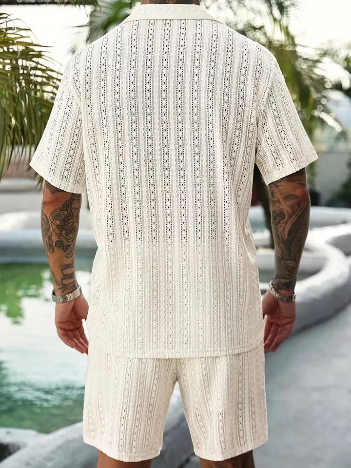 Casual stijlvolle heren zomer set. Korte mouwen zomershirt en trekkoord shorts voor ontspannen dagen.
