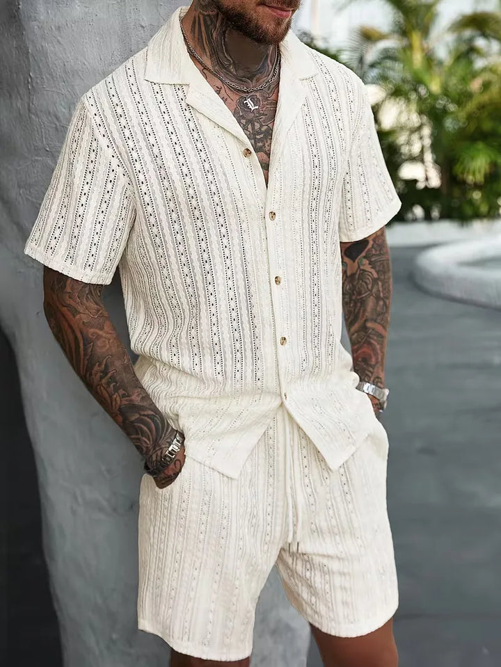 Comfortabele heren zomer kledingset, luchtig shirt met korte mouwen en bijpassende shorts. Ideaal voor vakantie.