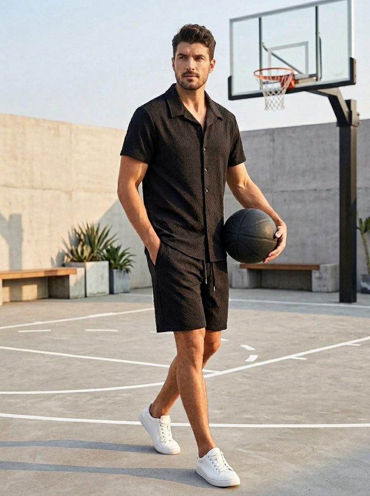 Complete heren zomer kledingset met stijlvol zomershirt en bijpassende shorts. Voor een casual zomerse uitstraling.