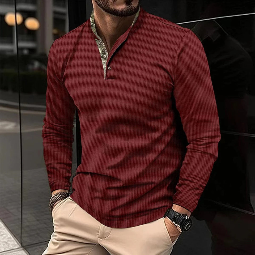 Comfortabele heren zomerpolo van ademend materiaal, met nette gekleurde boordkraag en knoopsluiting.