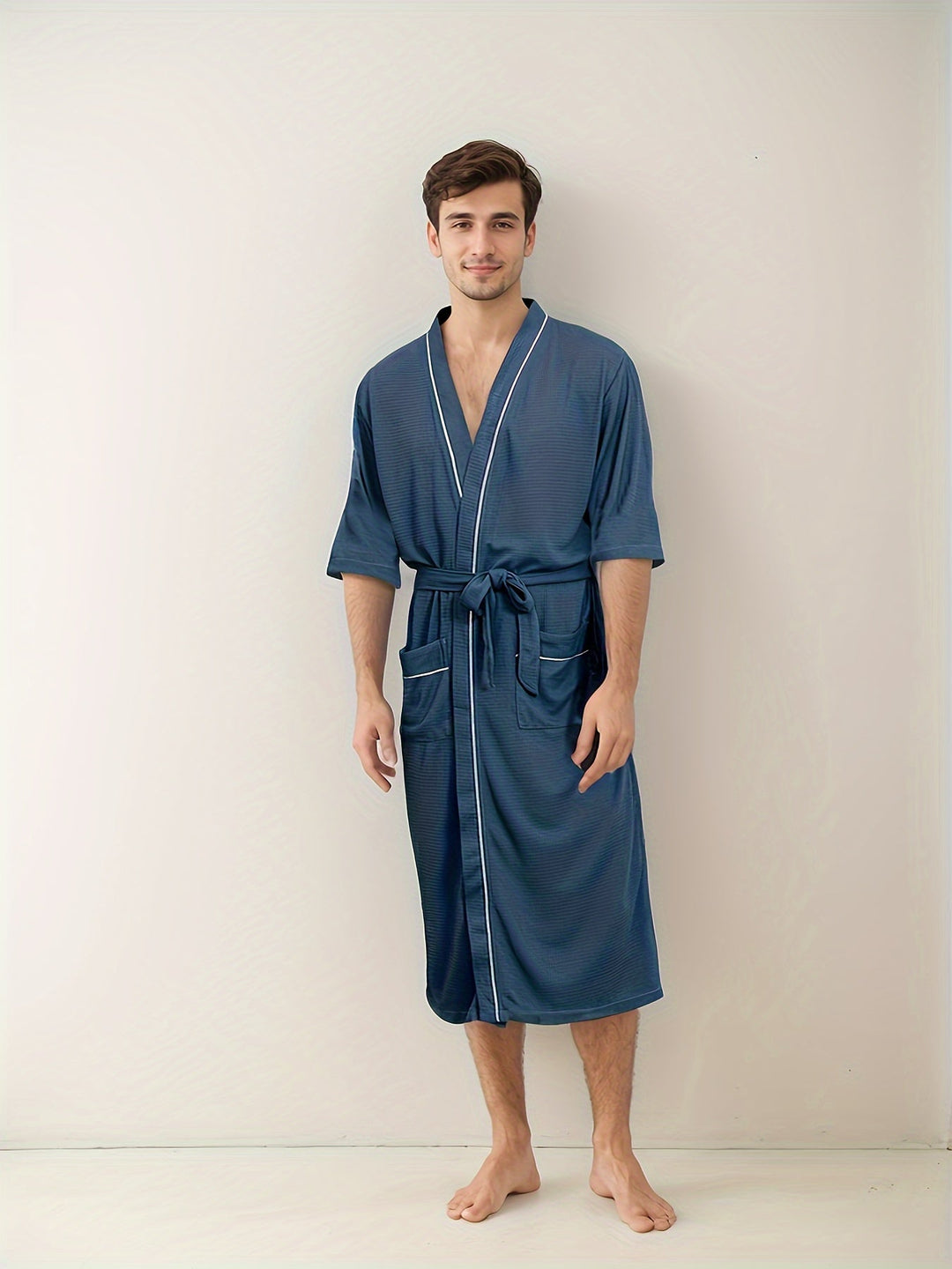 "Stijlvolle herenbadjas Noah met korte mouwen, dubbele zakken en modern design in effen kleur voor dagelijks comfort en stijl