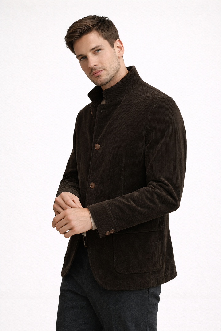Moderne herenblazer met unieke maokraag en stijlvolle klepzakken, essentieel voor herenkleding.