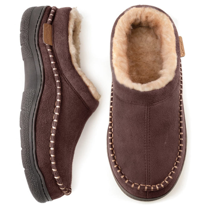 Man draagt comfortabele herenpantoffels thuis. Stijlvolle mannenschoenen voor ontspanning en warmte.