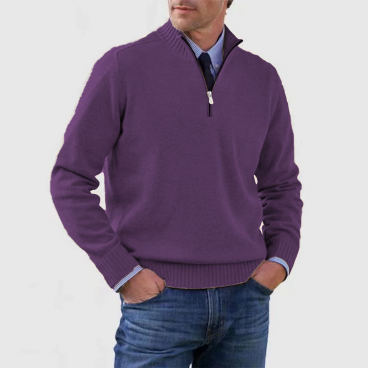 Stijlvolle herenpullover met halverits gecombineerd met jeans, ideaal voor veelzijdige herfstmode.