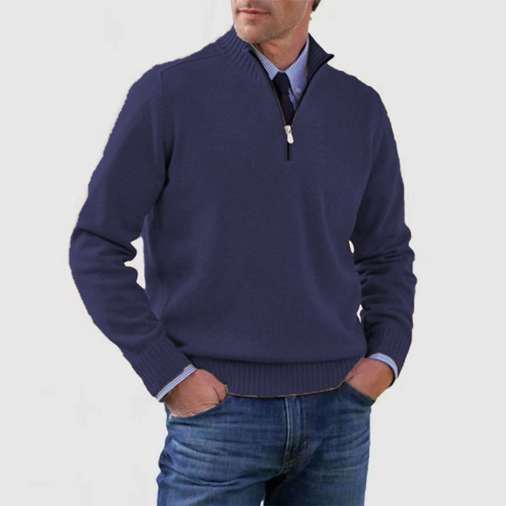 Achterkant van de comfortabele herenpullover, een essentieel kledingstuk voor herfstmode.