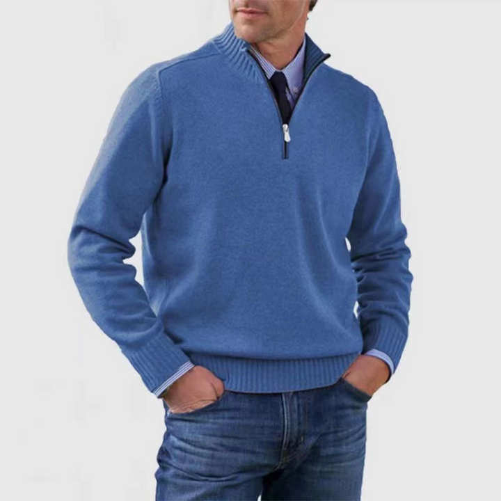 Zijaanzicht van de veelzijdige herentrui met halverits, past perfect bij elke casual outfit.
