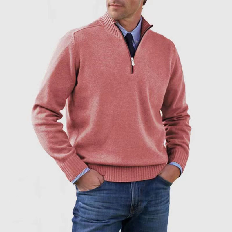 Netjes gevouwen herenpullover met halverits, klaar voor comfort en stijl in de herfst.
