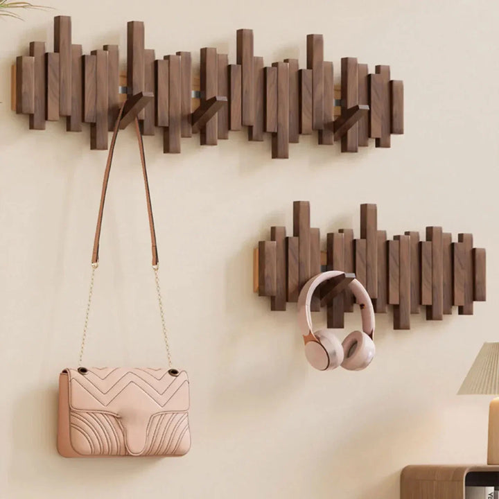 Unieke design wandkapstok met piano-look van walnoothout en beukenhout; een stijlvolle eyecatcher voor entree.