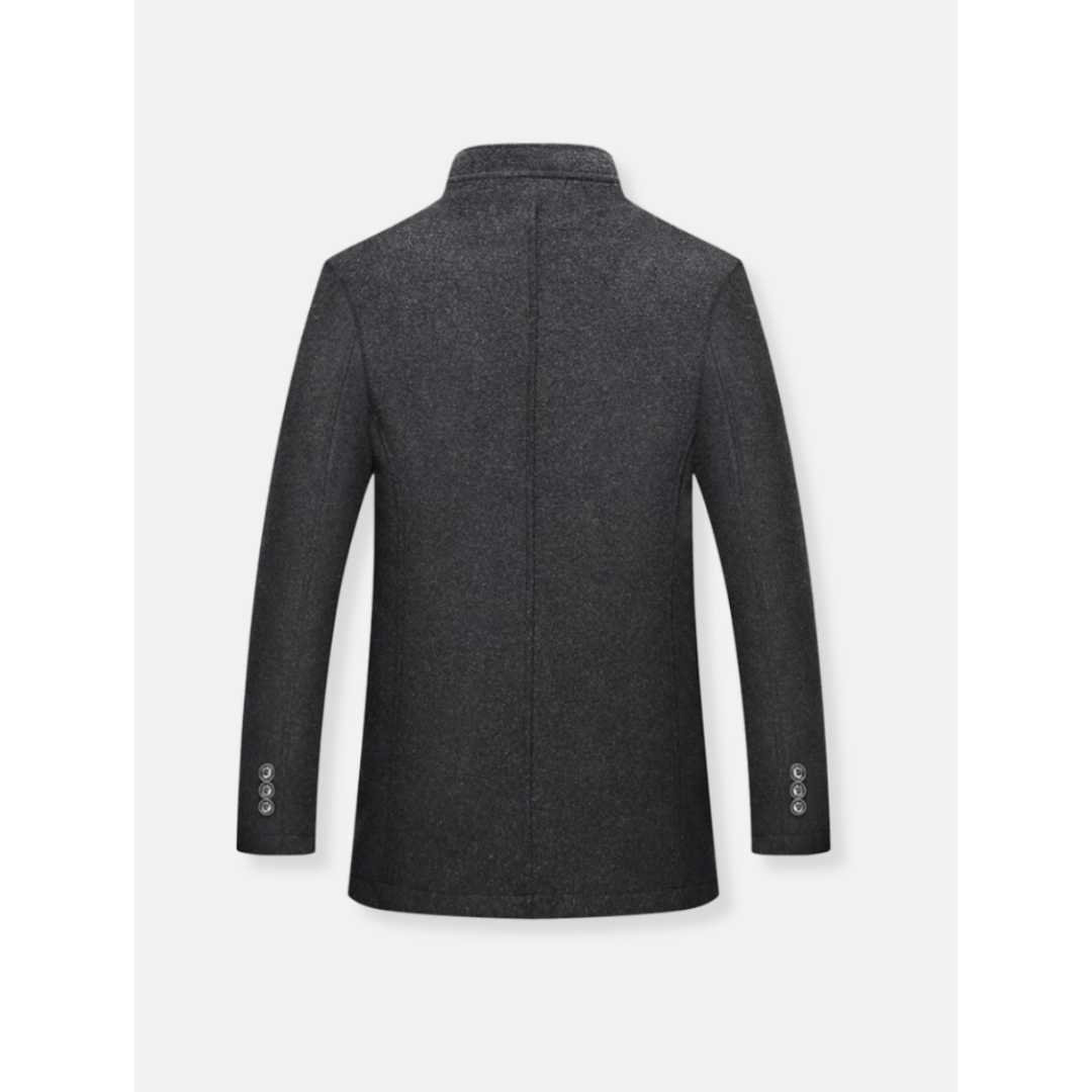 Grijze heren wintermantel, warm en tijdloos. Essentiële bovenkleding die zowel casual als formeel gedragen kan worden.