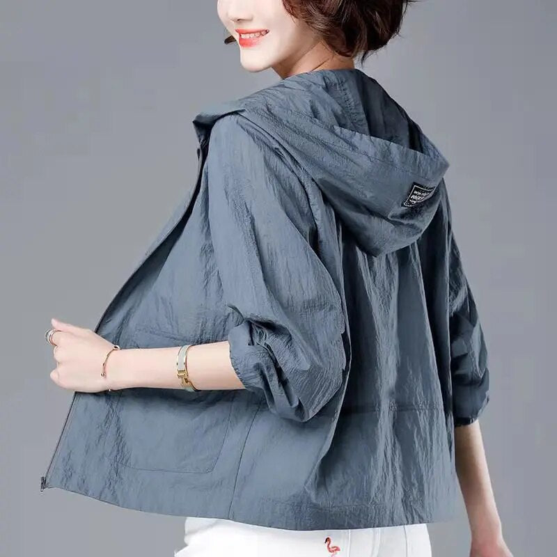 Winddichte korte regenjas voor dames met losse pasvorm en capuchon. Ideale casual lente- of herfstjas.