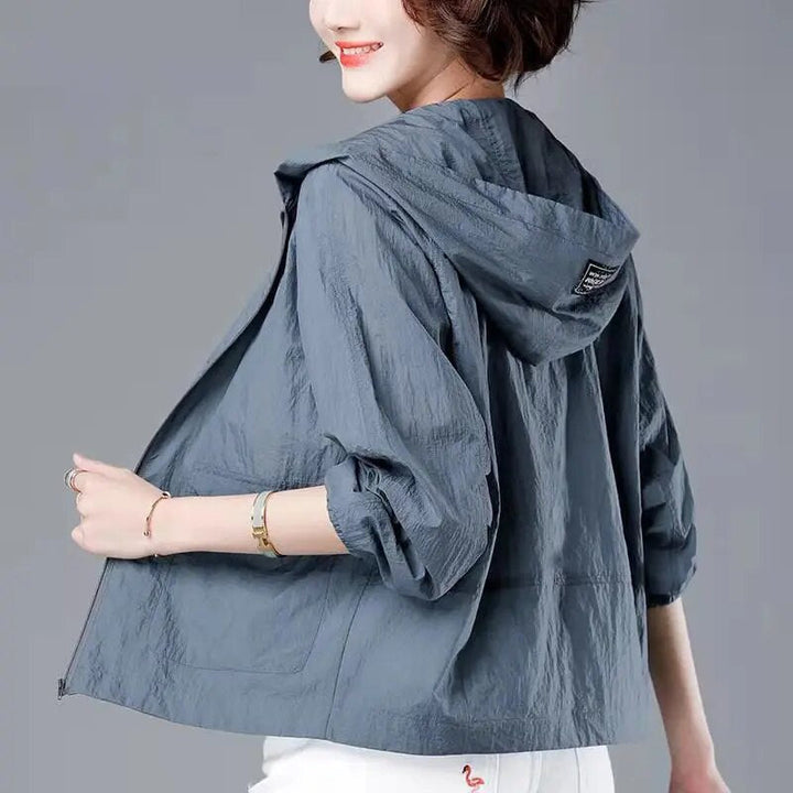 Winddichte korte regenjas voor dames met losse pasvorm en capuchon. Ideale casual lente- of herfstjas.