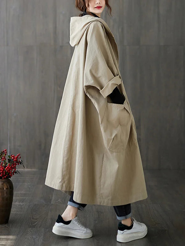 "Stijlvolle lange dames trenchcoat met capuchon, ideaal voor regenachtige dagen, accentueert het silhouet elegant."