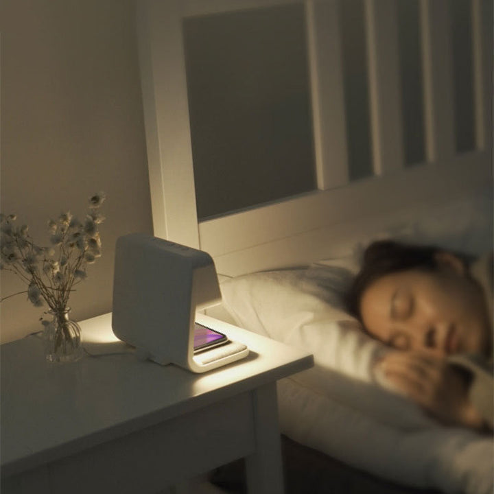 "Stijlvolle LED bedlamp met draadloos opladen, alarmklok en modern minimalistisch design, ideaal voor nachtkastje."