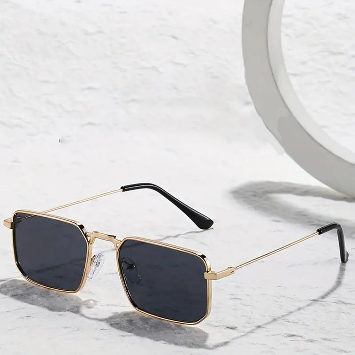 Stijlvolle Luminosity Lux zonnebril voor dames & heren met optimale UV-bescherming. Trendy mode-accessoire.