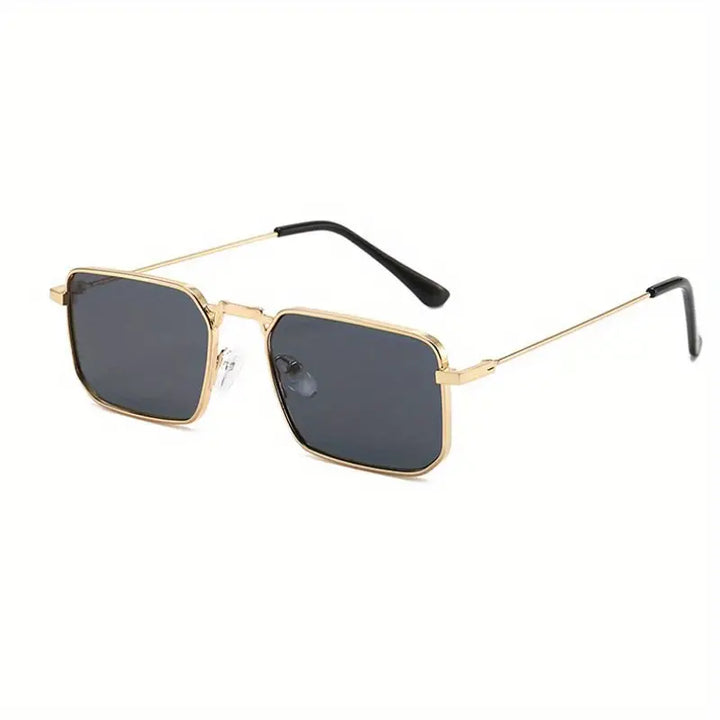Dames met Luminosity Lux zonnebril, een stijlvol en trendy mode-accessoire voor bescherming tegen de zon.