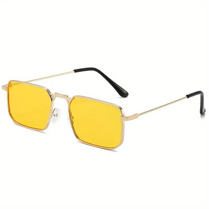 Heren dragen Luminosity Lux zonnebril; een luxe design accessoire met UV-bescherming voor elke gelegenheid.
