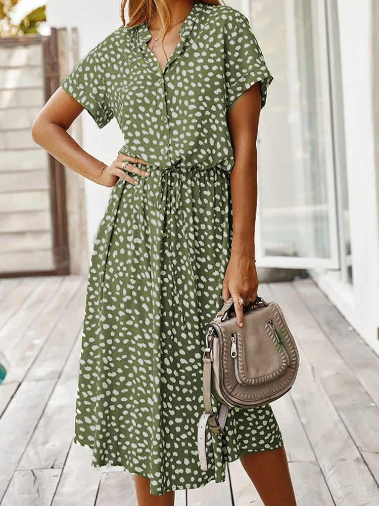 Trendy dames zomerjurk, midi lengte, korte mouwen; stijlvol en comfortabel voor vrouwen.