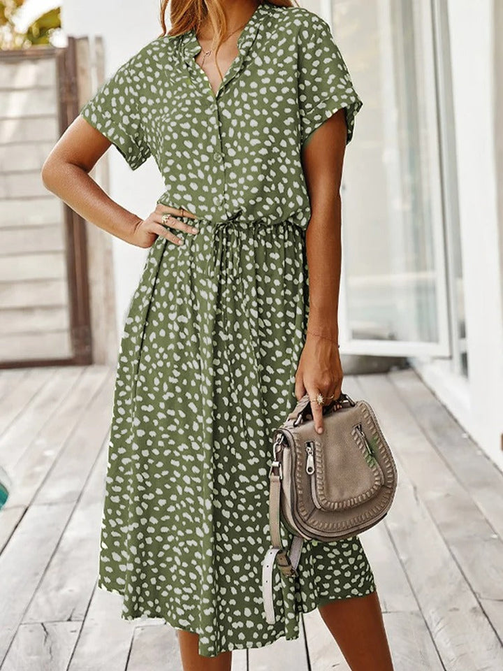 Veelzijdige stijlvolle midi jurk voor dames met korte mouwen; casual of elegant te dragen.