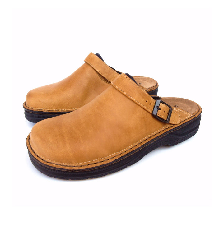 "Stijlvolle orthopedische leren herenpantoffels met verstelbare band en antislipzool in luxe, ademend materiaal."