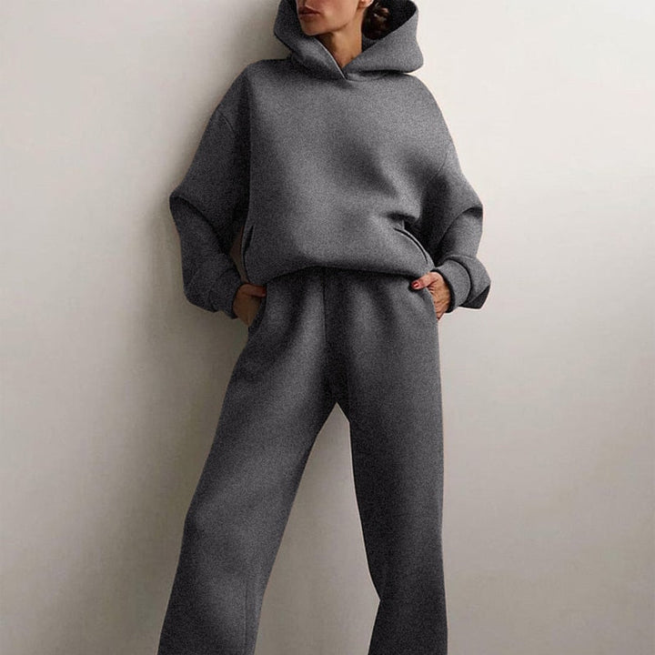 "Stijlvolle oversized joggingset voor vrouwen, ruime top en broek in neutrale kleuren voor ultiem comfort en beweging."