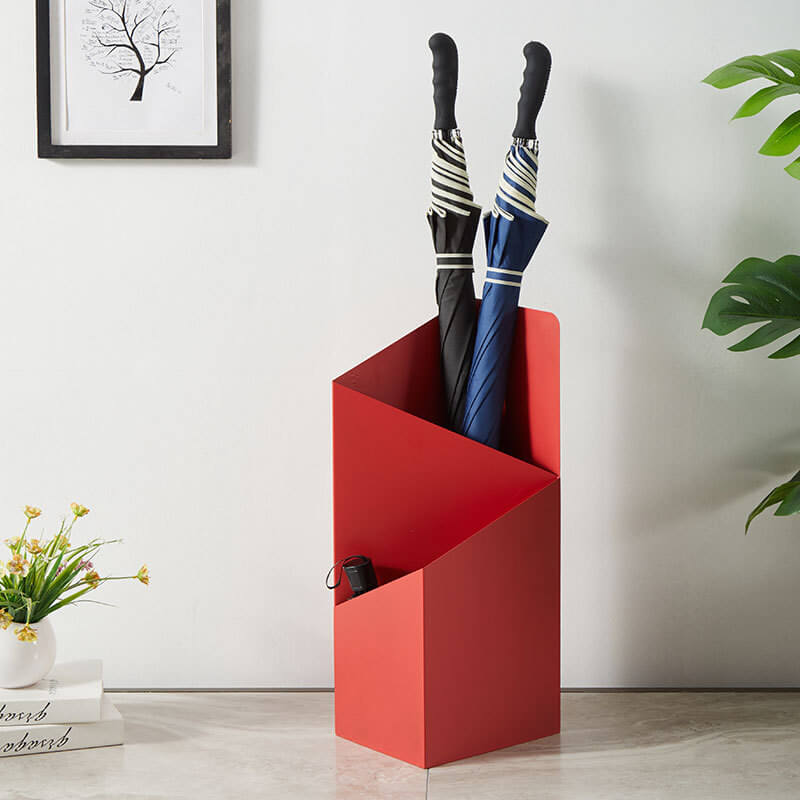 "Stijlvolle parapluhouder met lekbak in strakke geometrische Scandinavische stijl, met metalen afwerking voor entree."