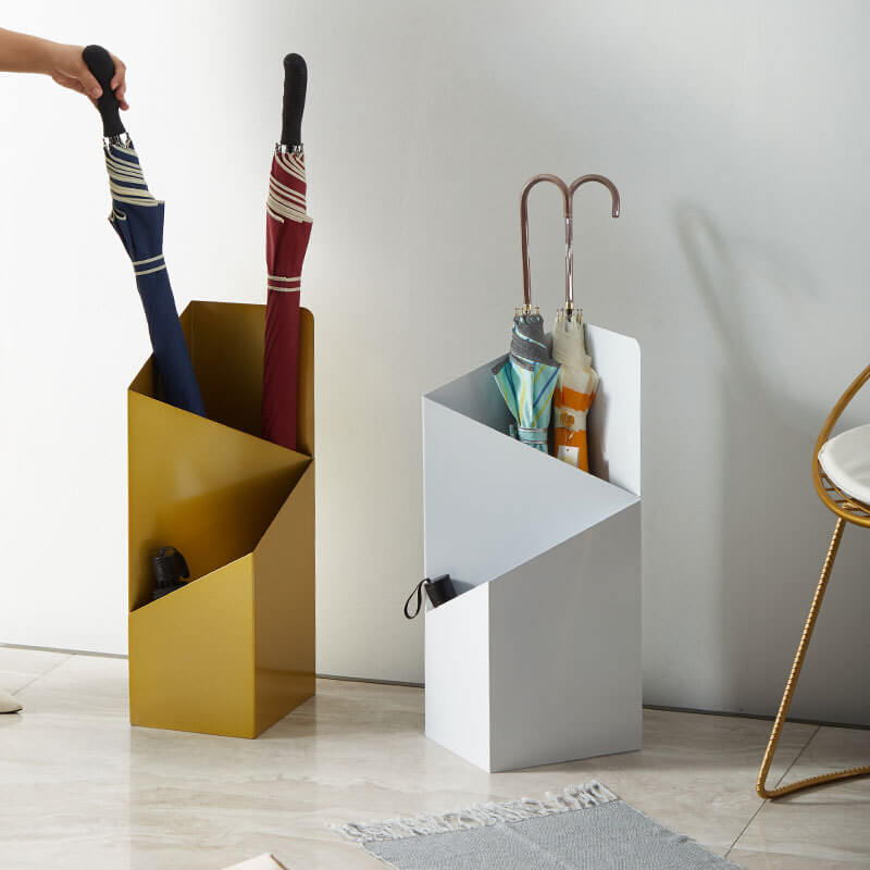 "Stijlvolle parapluhouder met lekbak in strakke geometrische Scandinavische stijl, met metalen afwerking voor entree."
