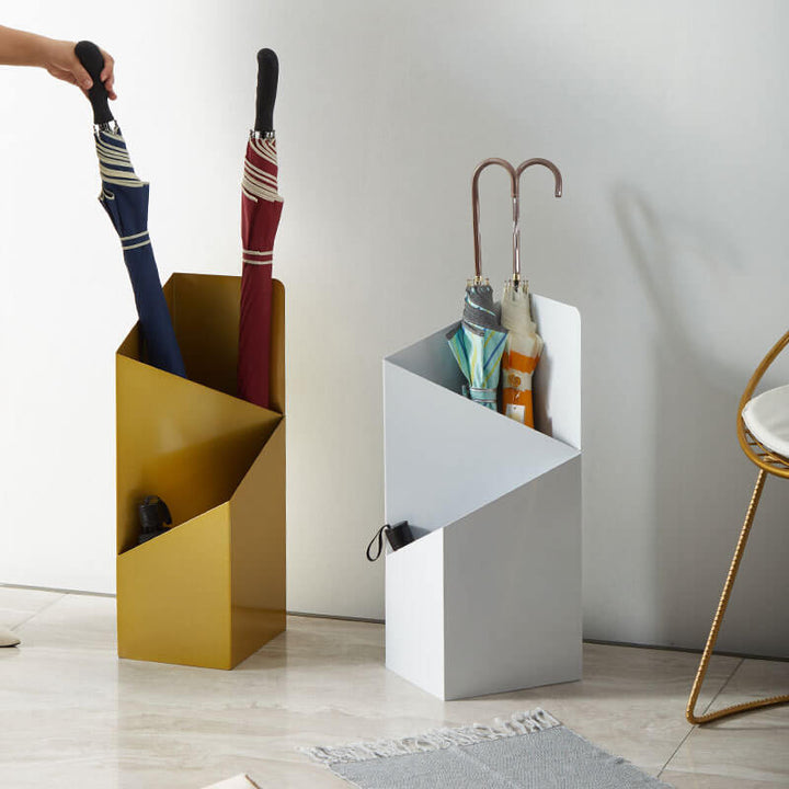 "Stijlvolle parapluhouder met lekbak in strakke geometrische Scandinavische stijl, met metalen afwerking voor entree."