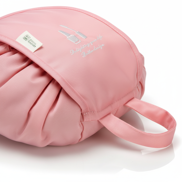 Draagbare roze reis toilettas voor dames. Waterdichte organizer voor cosmetica, essentieel voor vakanties.